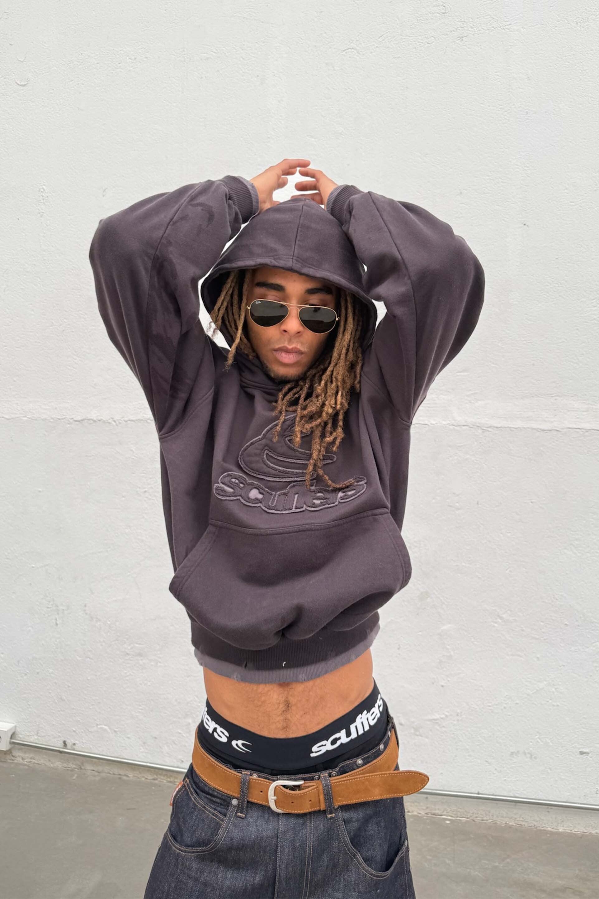 Doppelter dunkler Hoodie