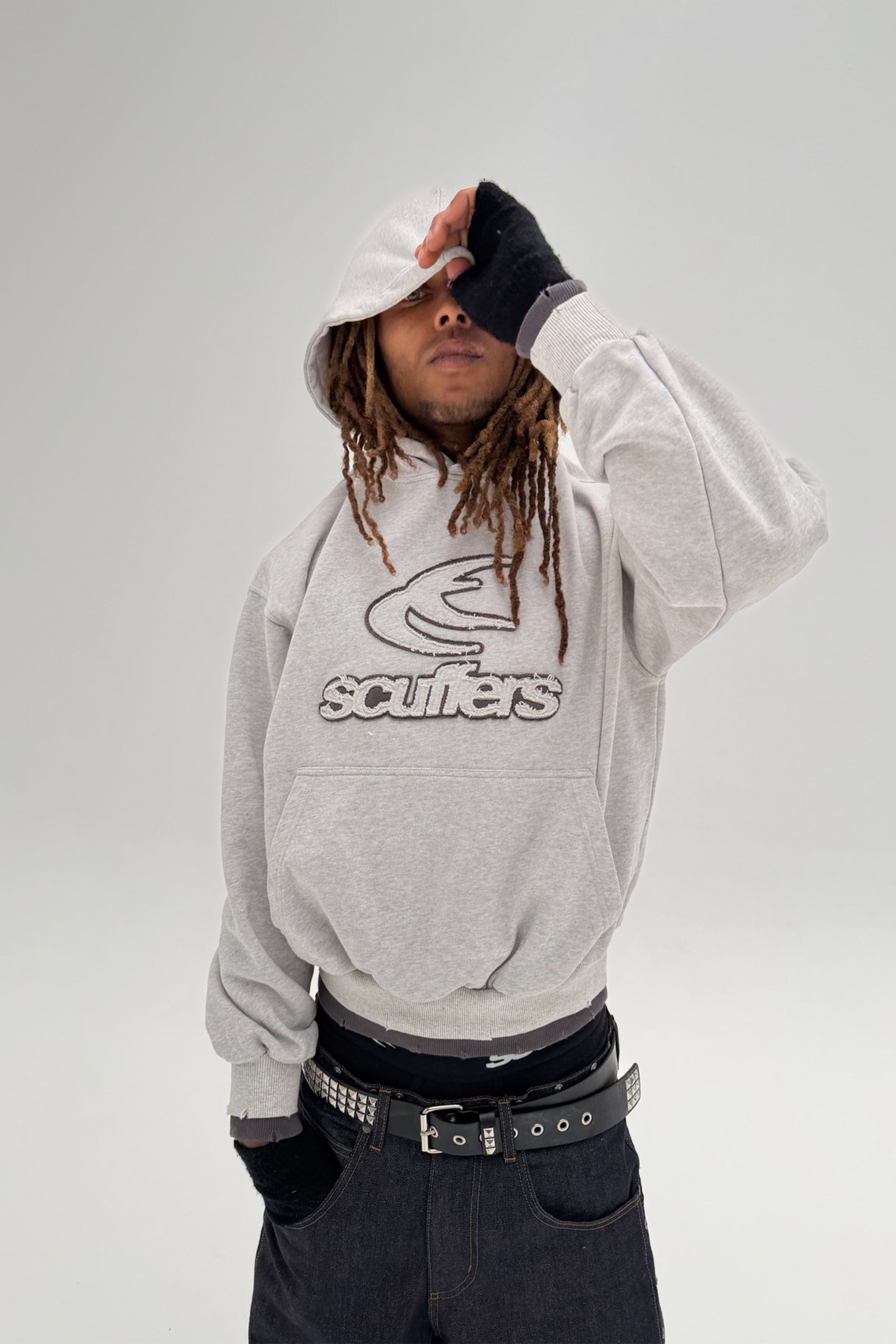 Doppelter hellgrauer Hoodie