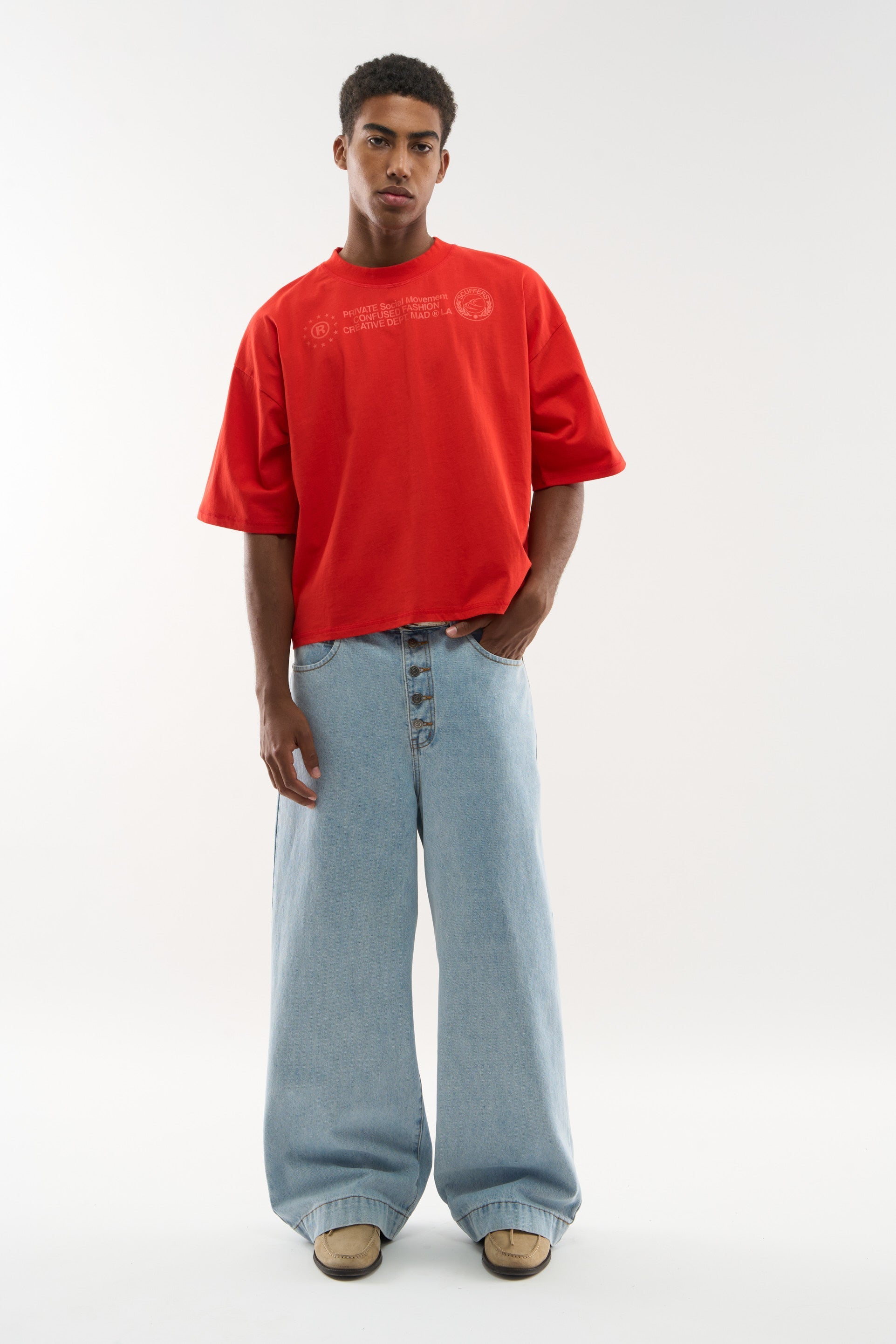 Verwirrtes rotes T-Shirt