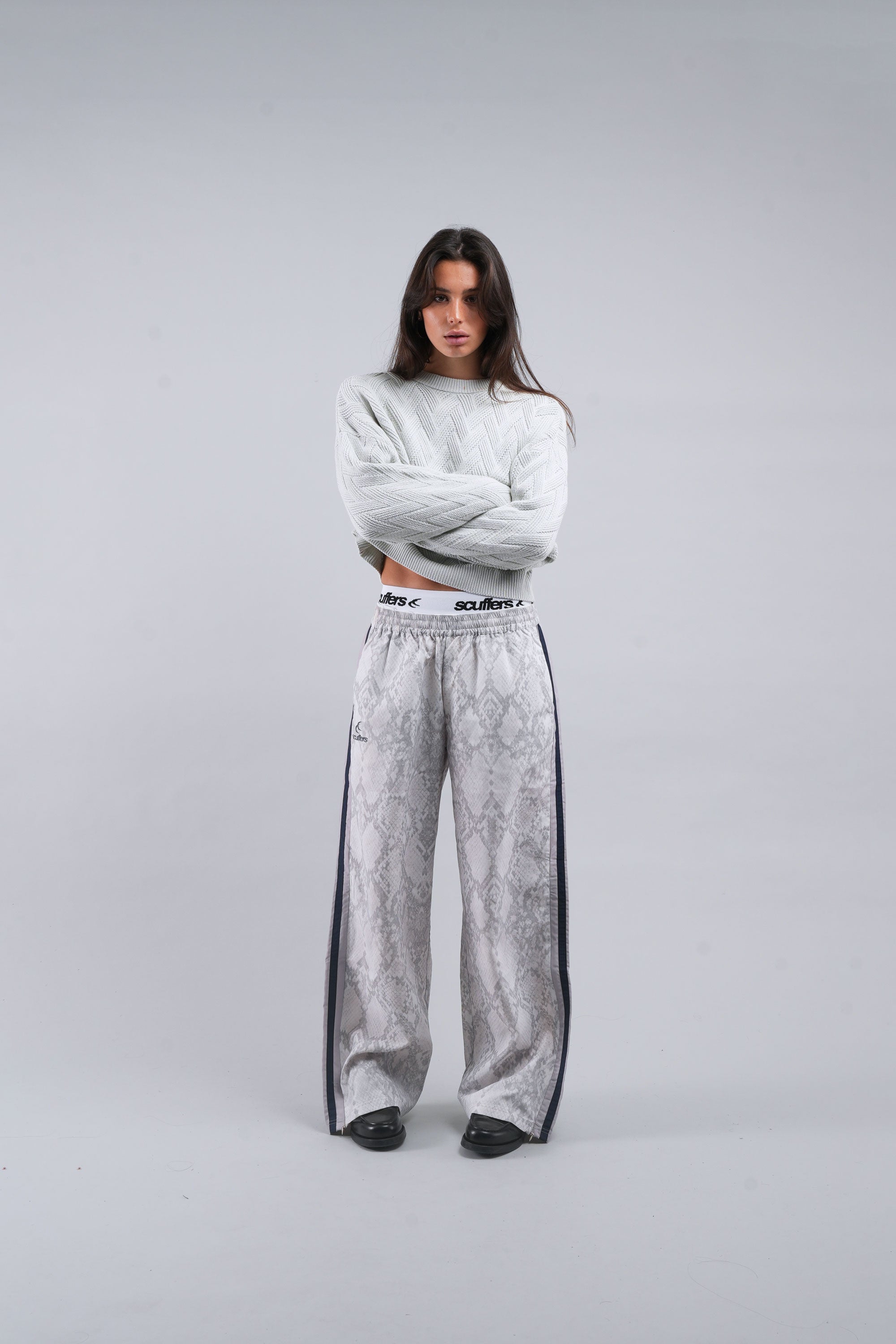 Schlangenmuster-Tech-Hose in Hellgrau