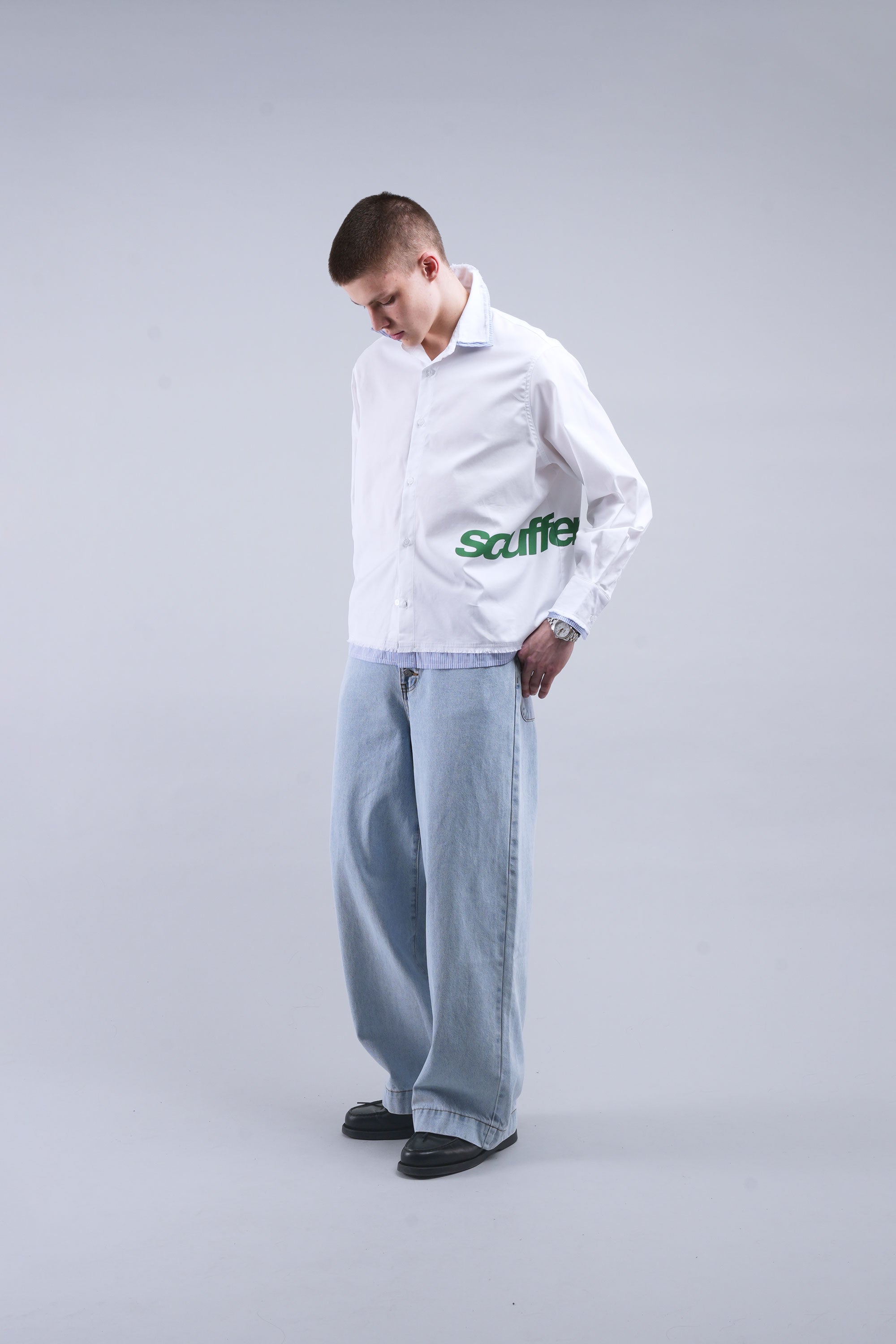 Kaputtes weißes Hemd