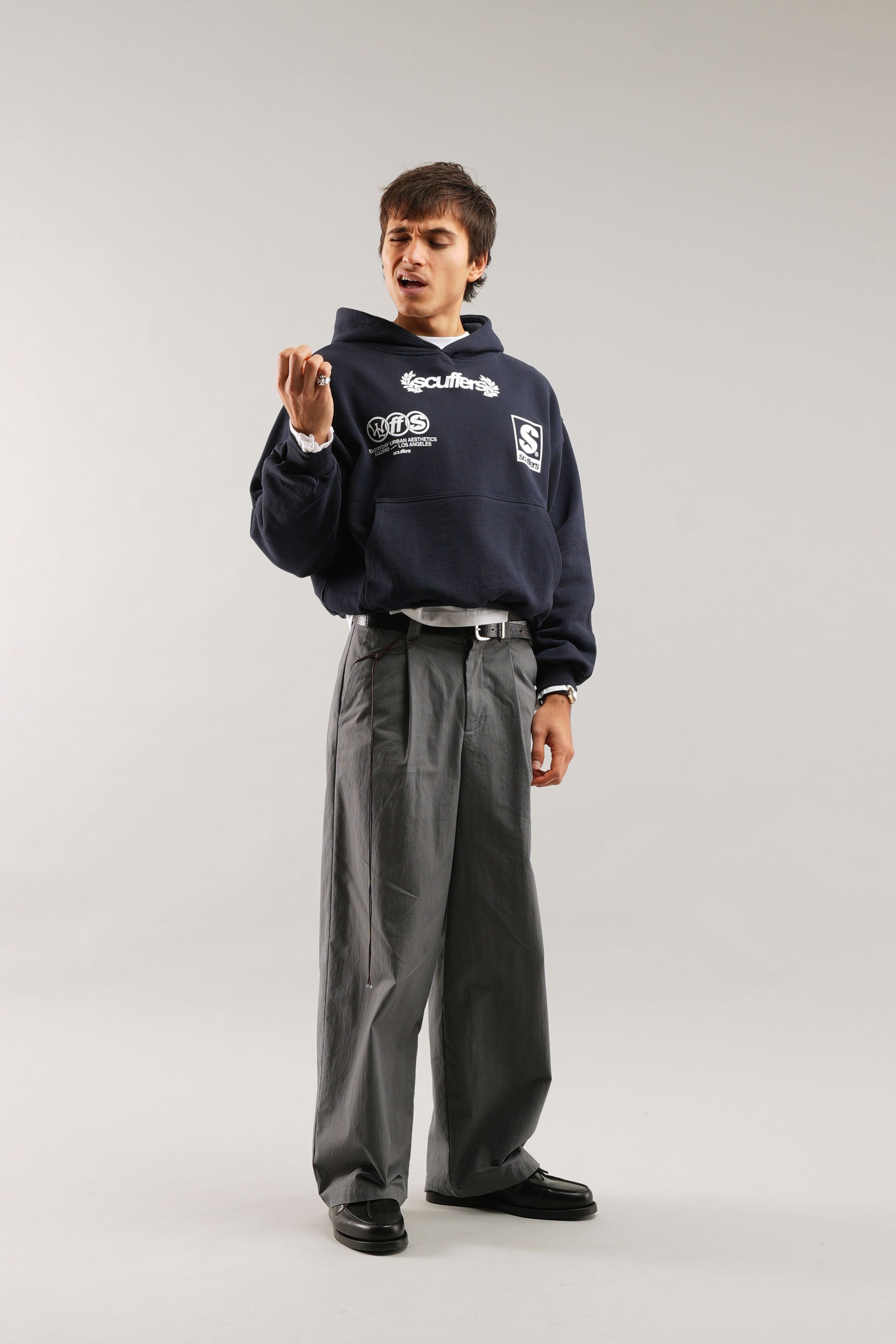 Neuer marineblauer Hoodie