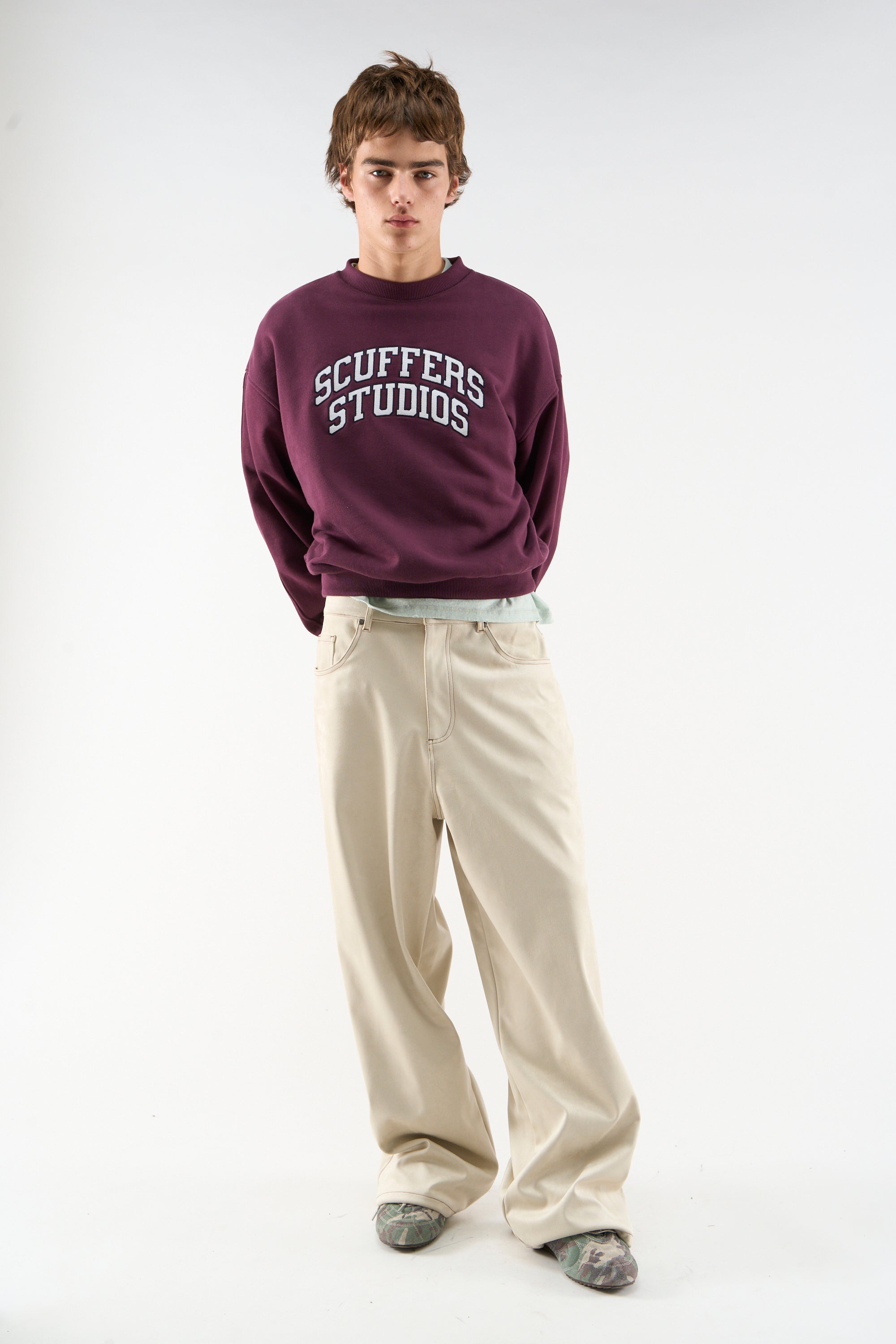 Halbburgunderfarbener Rundhalsausschnitt