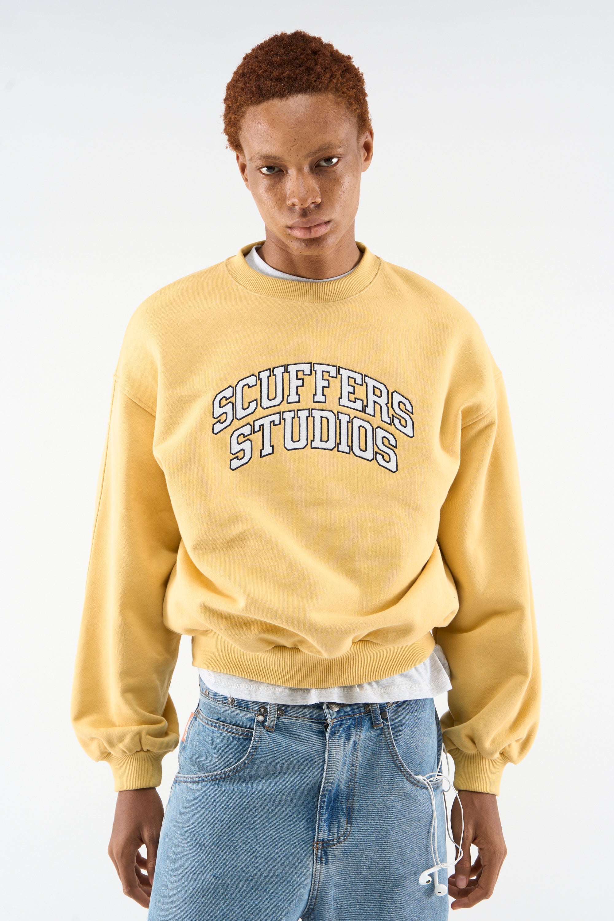 Halbgelber Rundhalsausschnitt