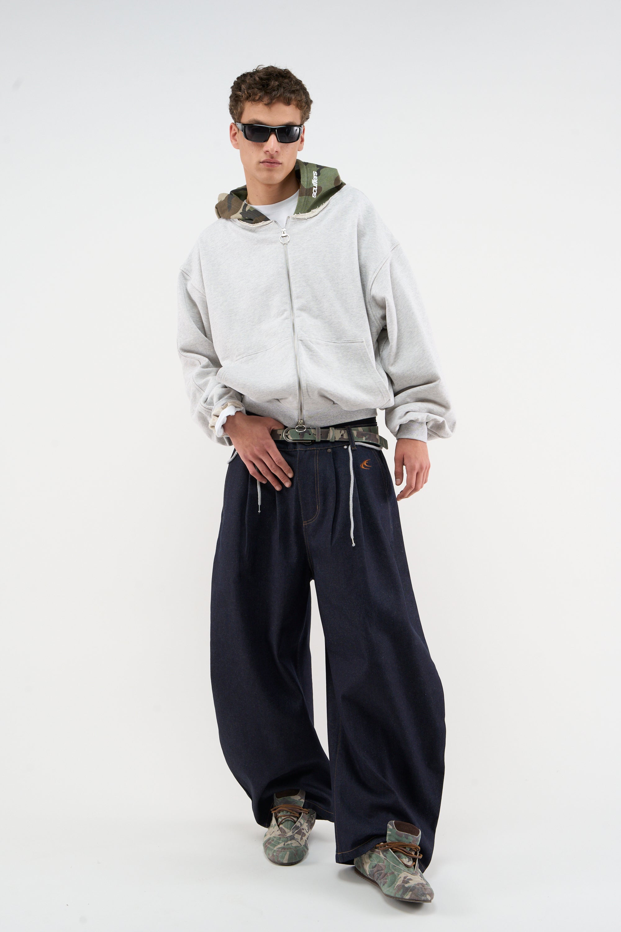 Maske hellgrauer Reißverschluss