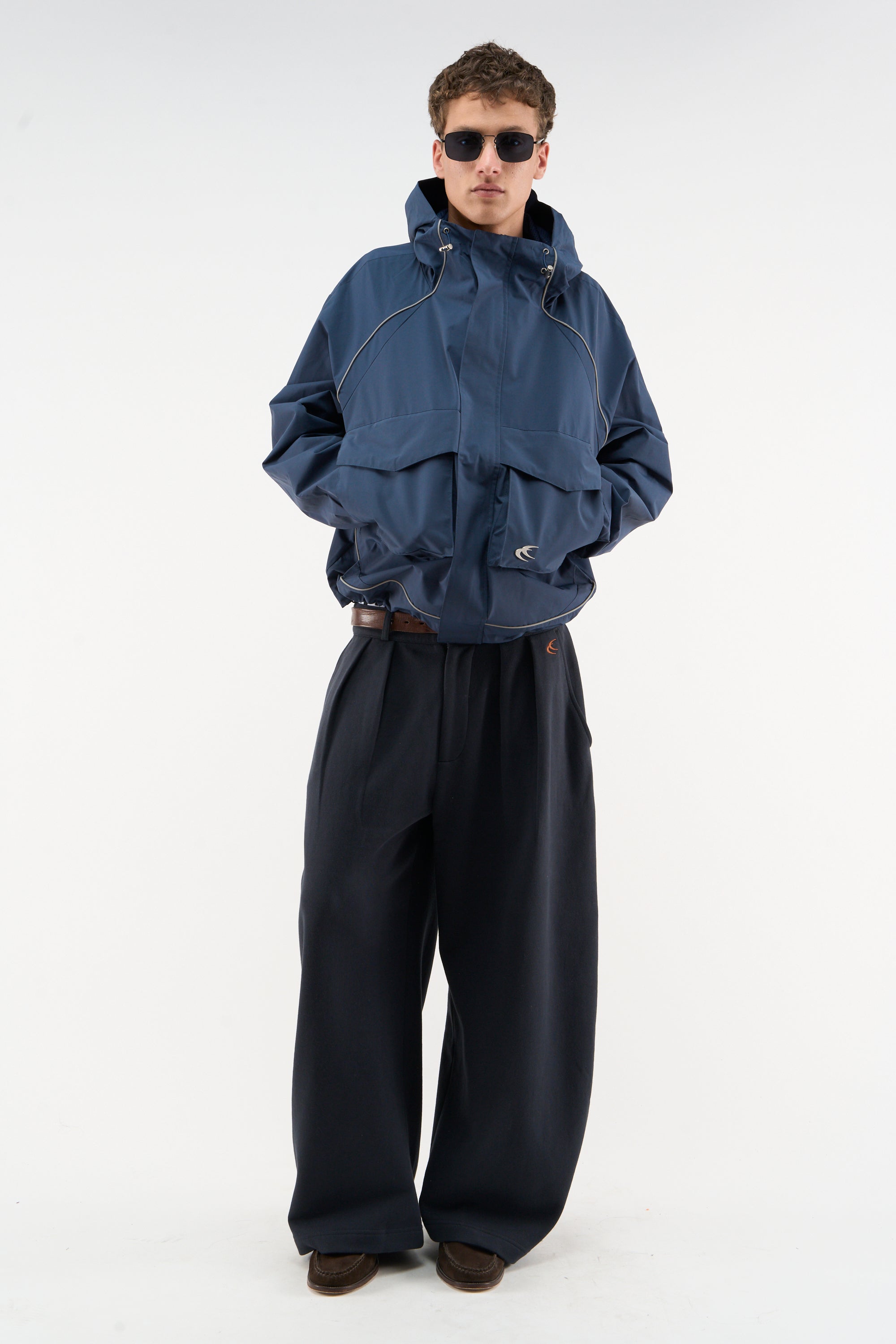 Unverzichtbarer Windbreaker in Marineblau