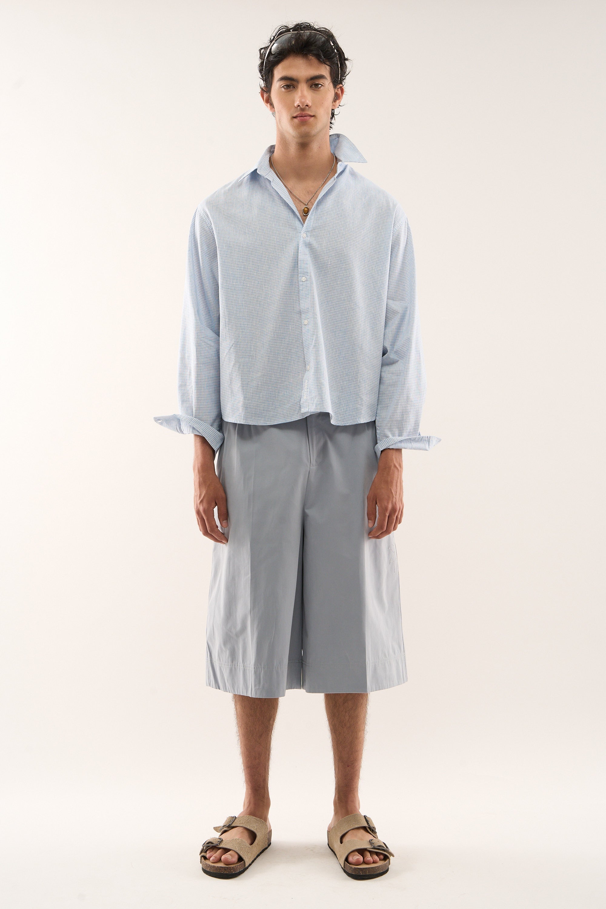 Zwei karierte blaue Hemden