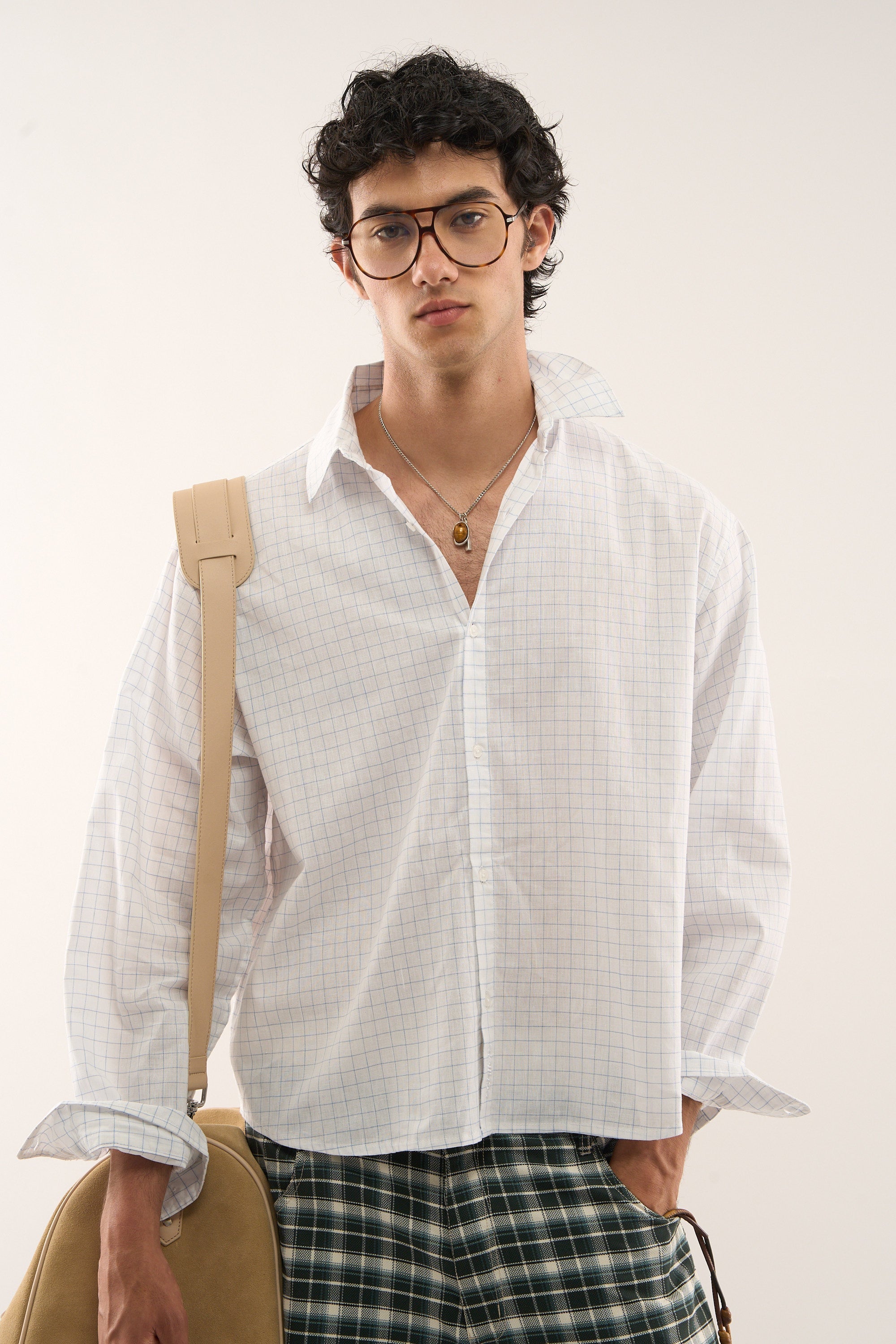 Zwei karierte weiße Hemden