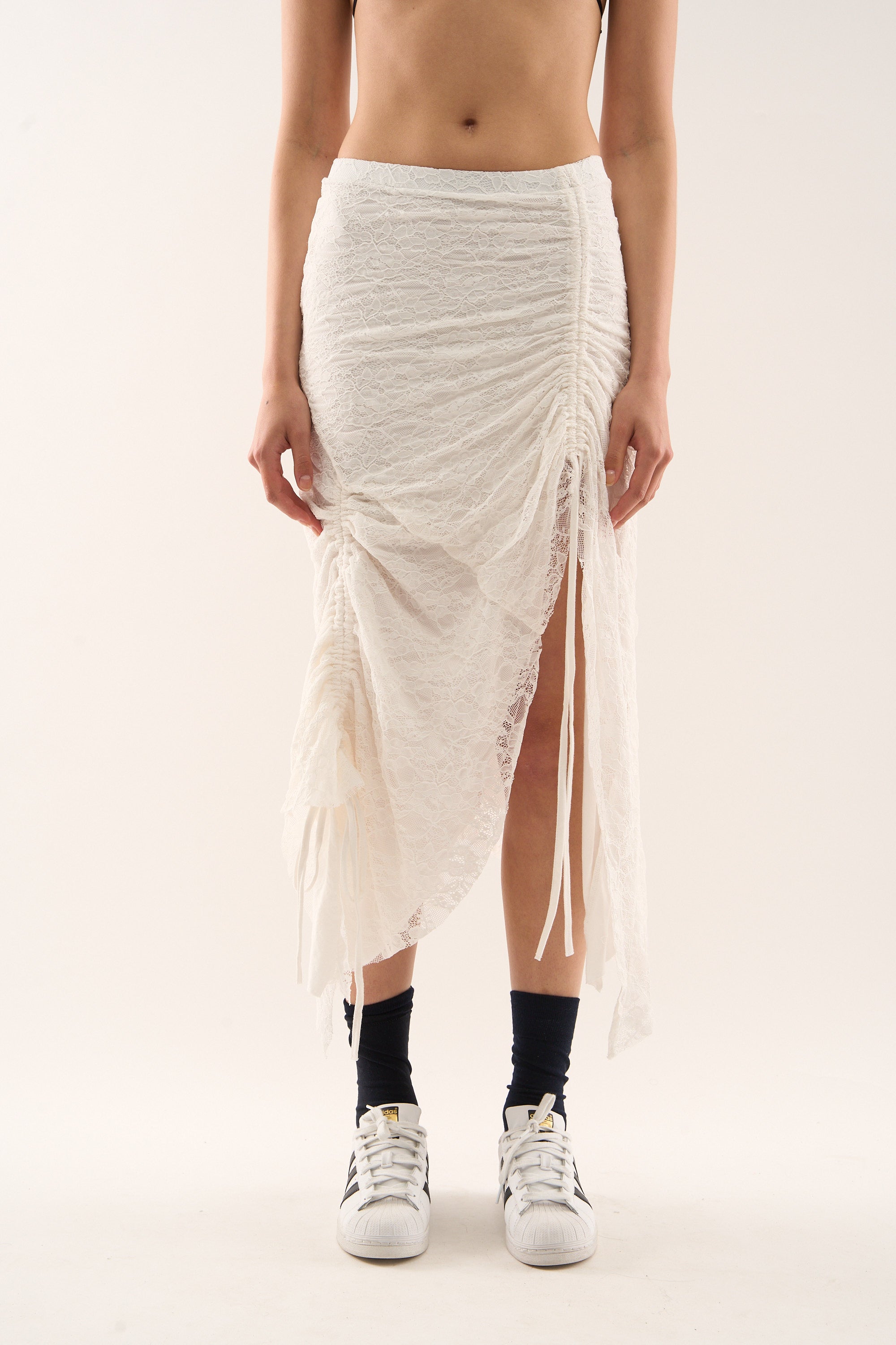 Asymmetrischer weißer Spitzenrock