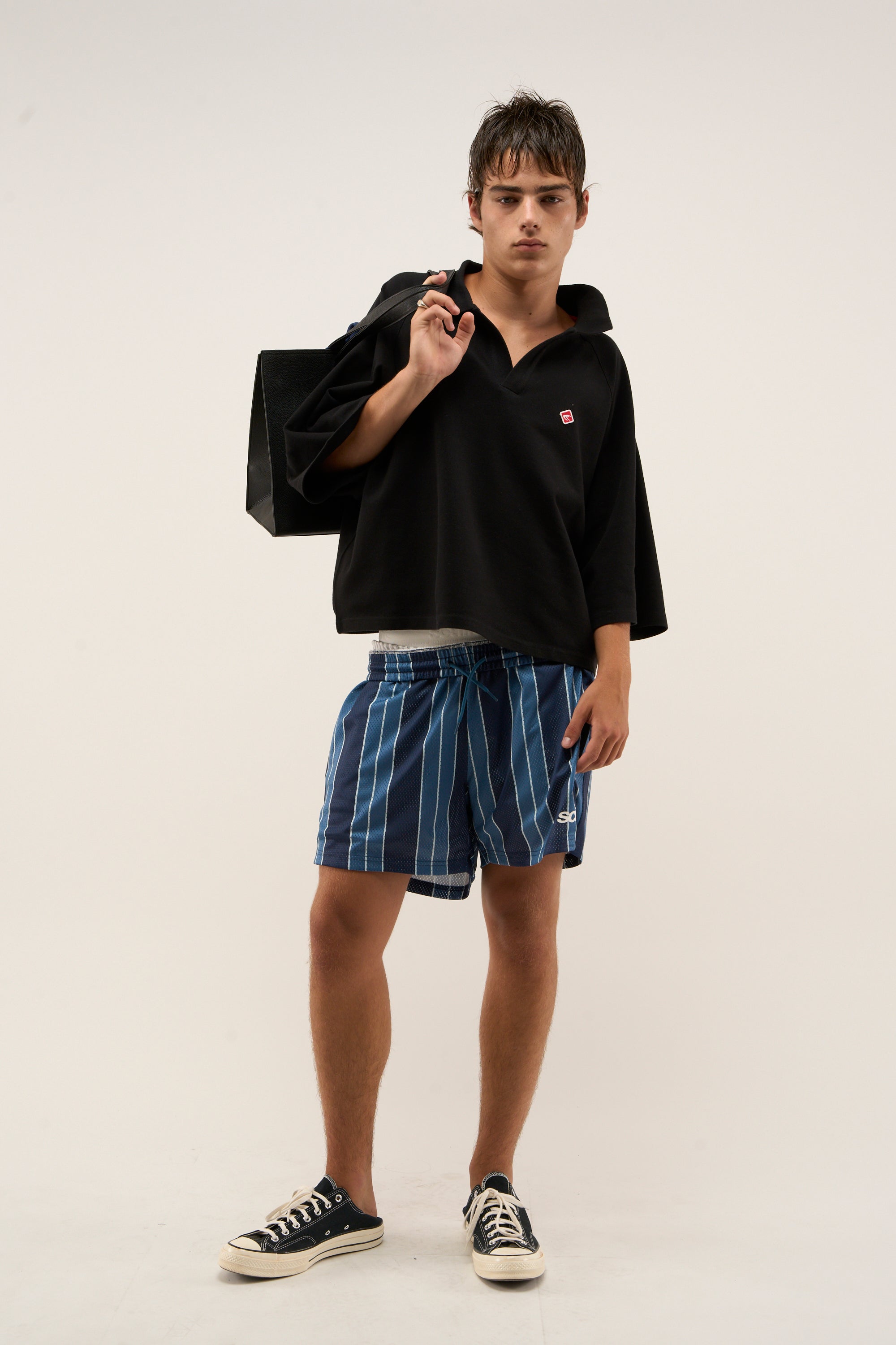 Schwarzes Polo-Shirt mit charakteristischer Silhouette