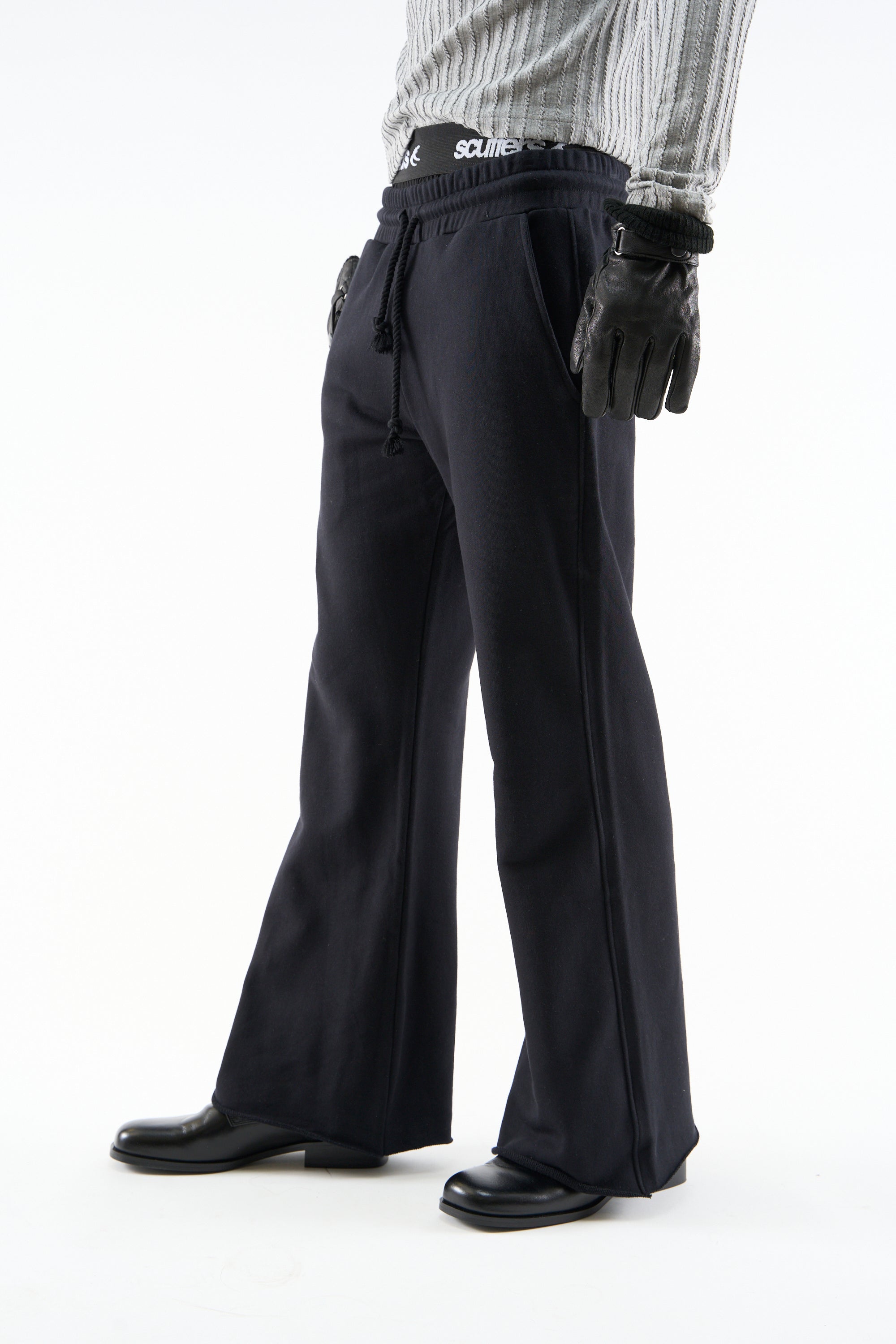 Schwarze Jogginghose mit Schlag