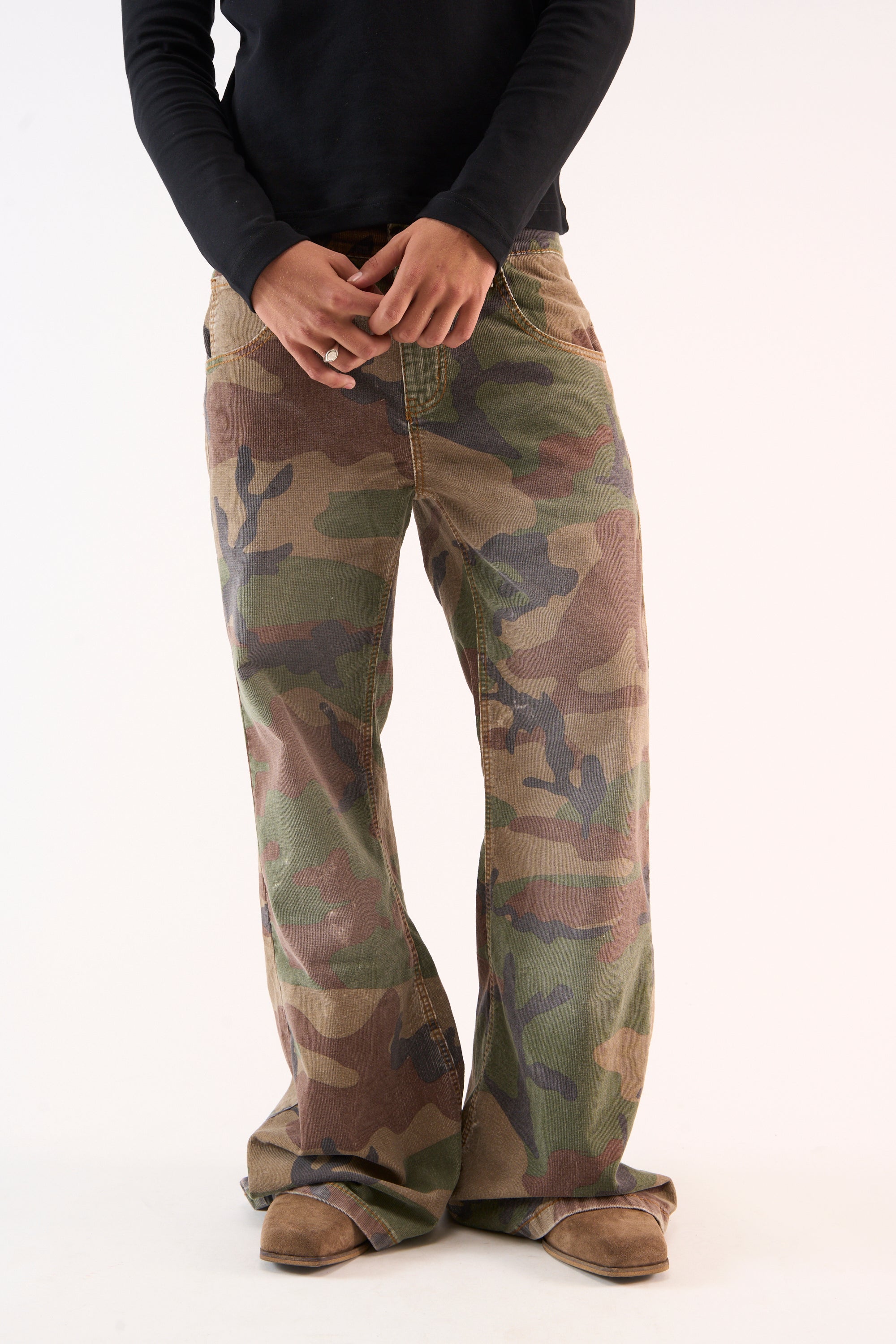 Cordhose mit ausgestelltem Camouflage-Muster