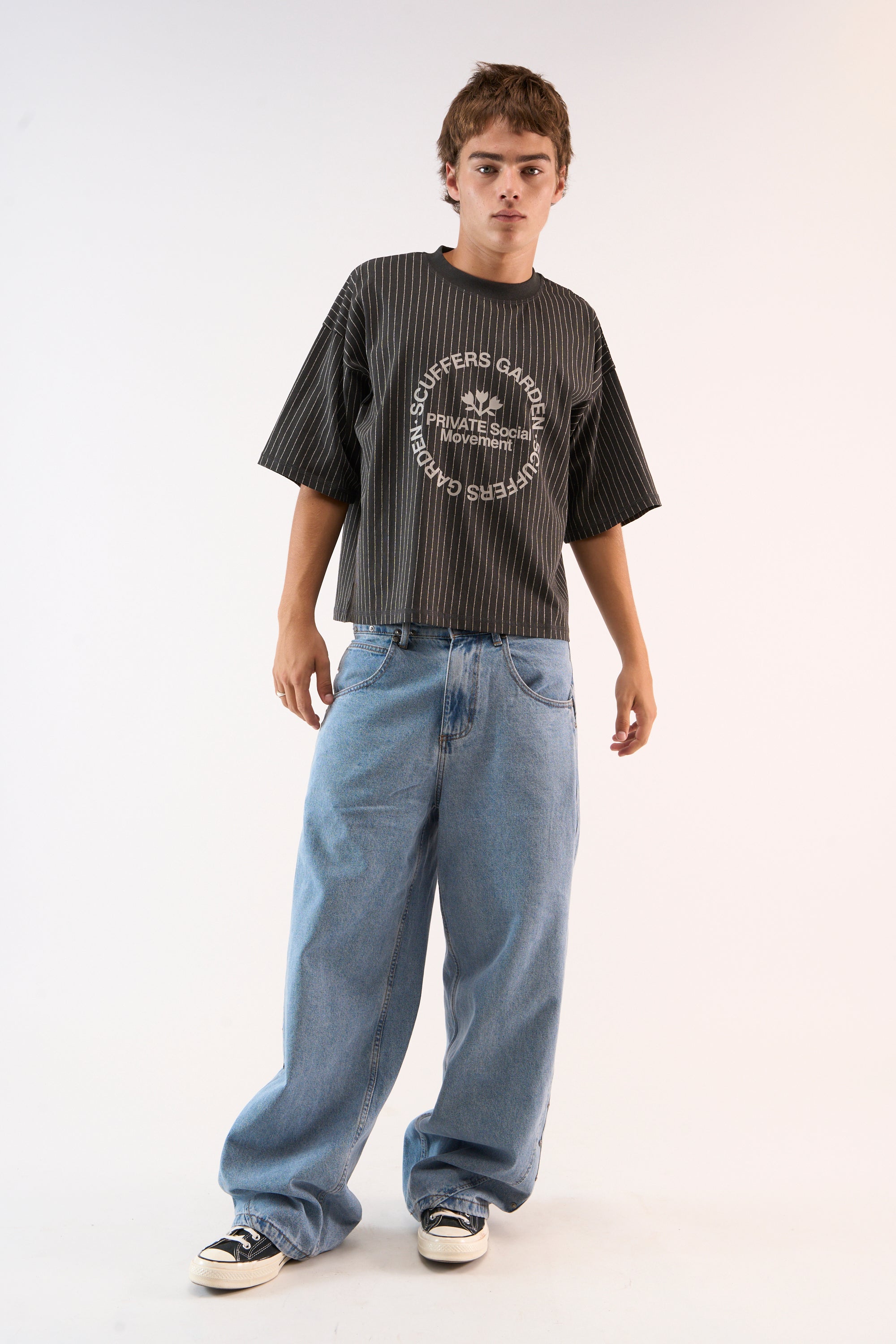 Dunkel gestreiftes T-Shirt