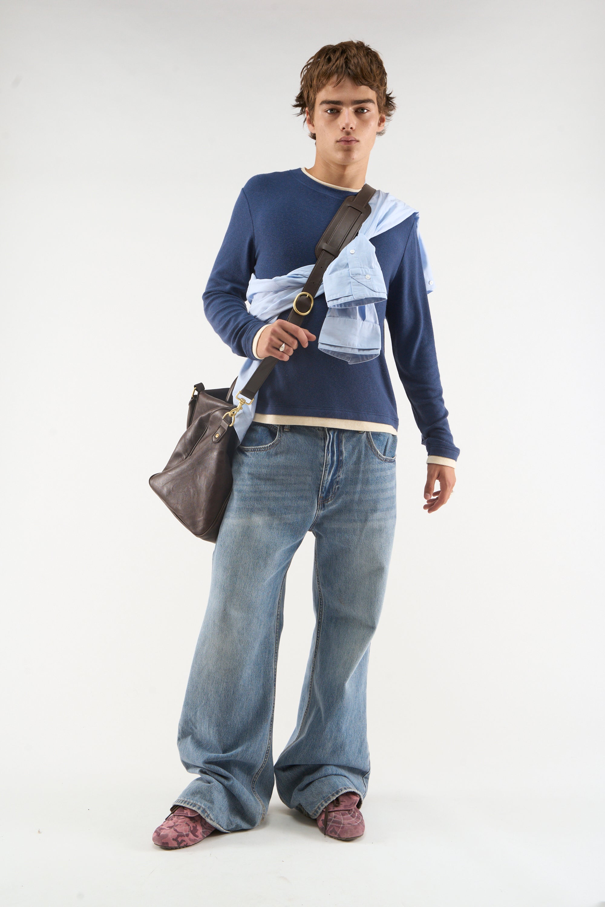 Doppelt marineblaues Langarmshirt