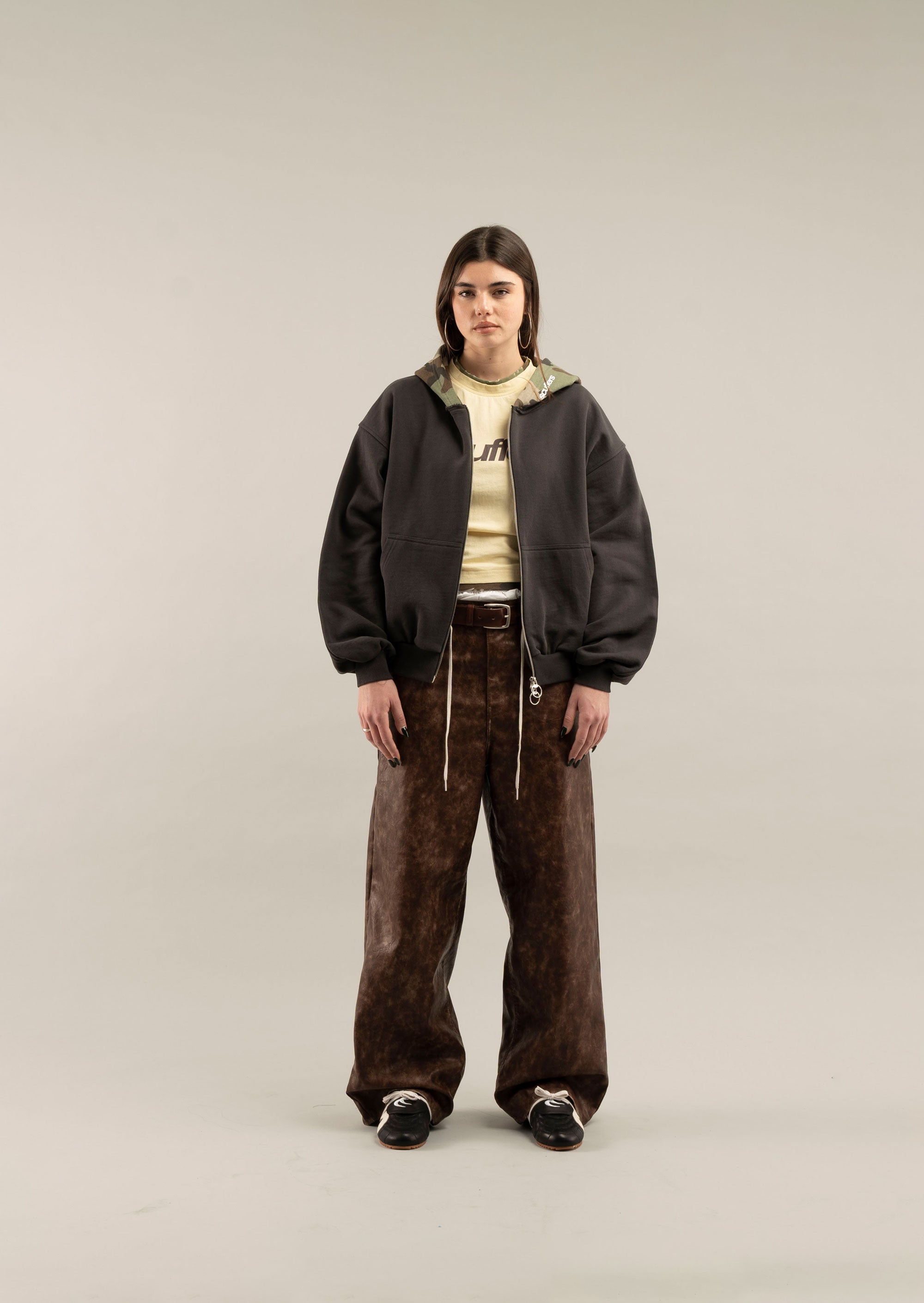 Dunkle Maske mit Reißverschluss