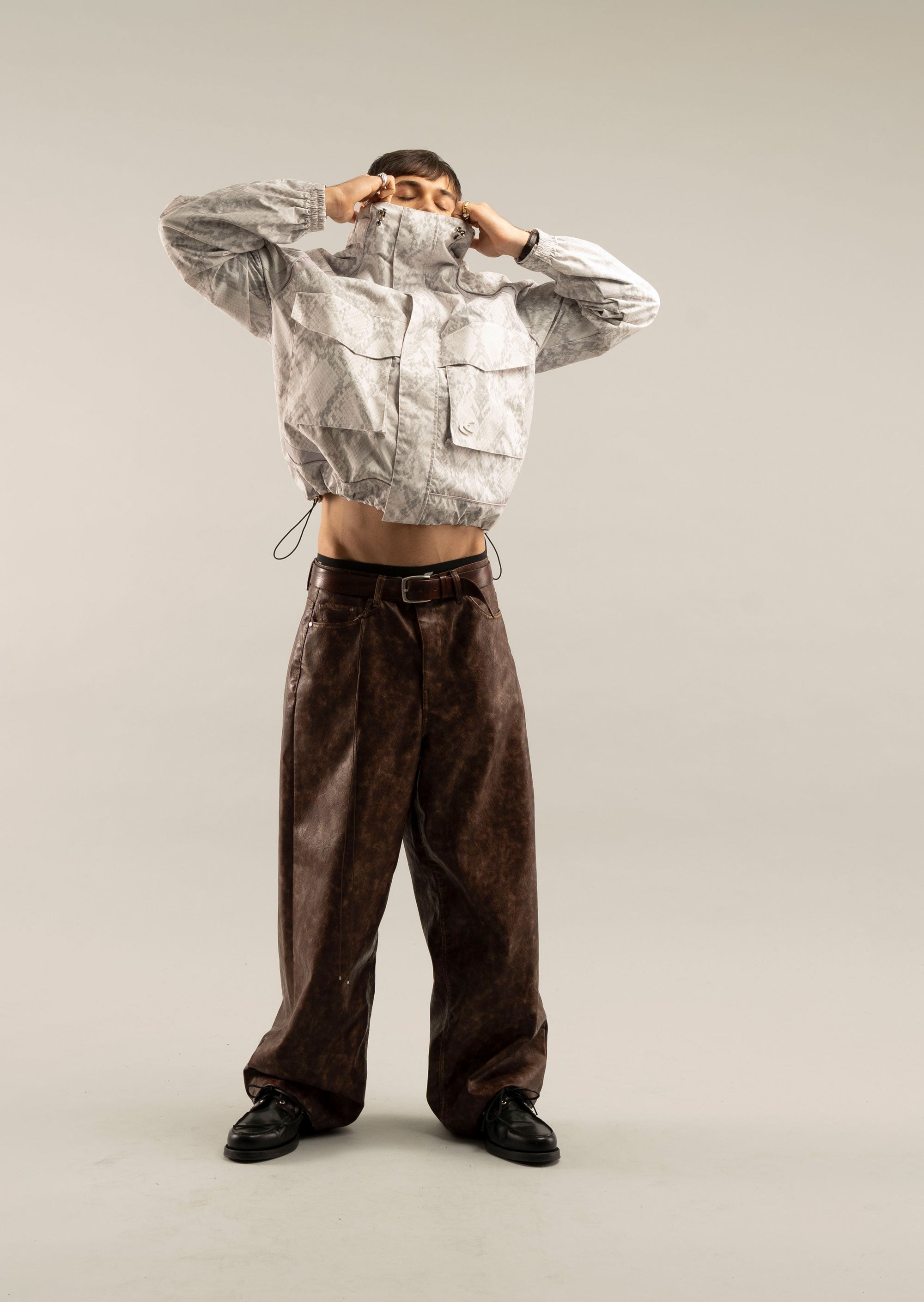 Schlangenmuster-Windjacke in Hellgrau