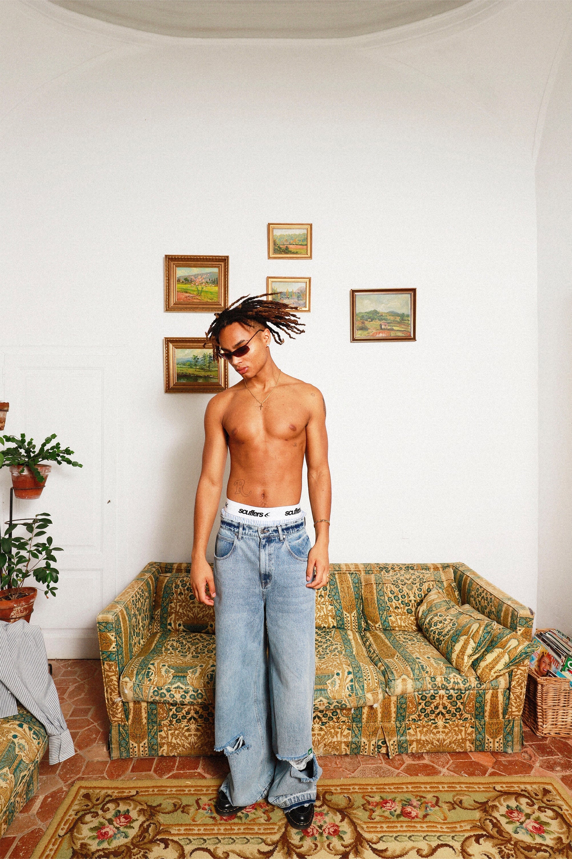 Nackte hellblaue Hose