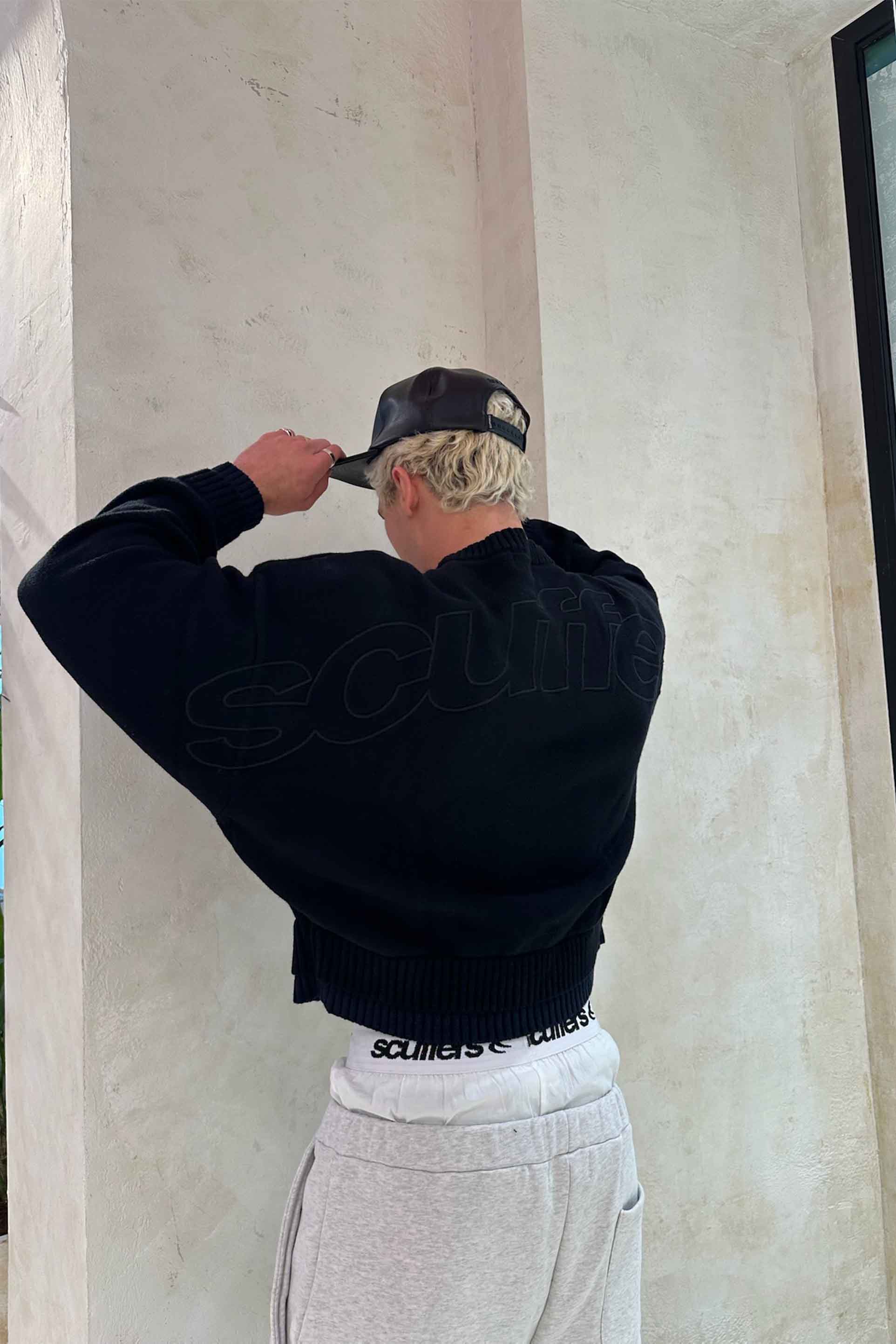 Doppelt schwarz gestrickt