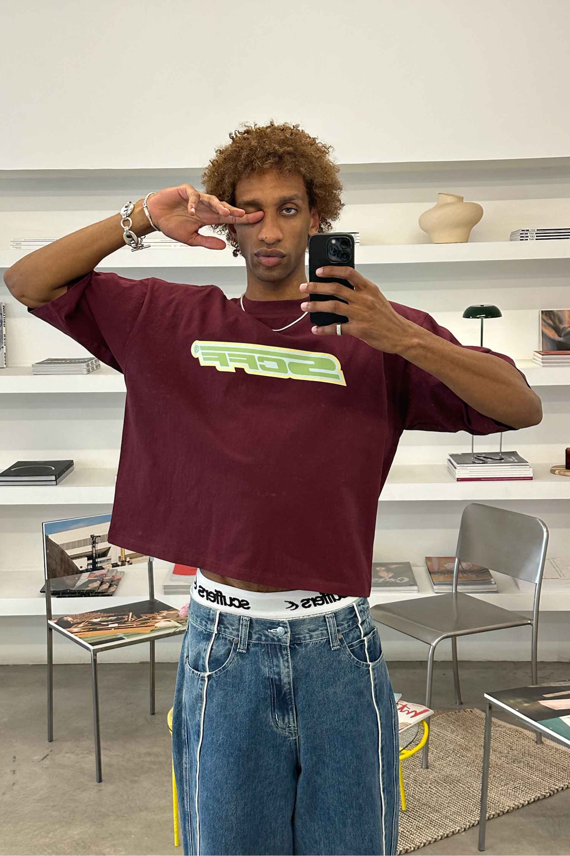 Leuchtendes burgunderrotes T-Shirt