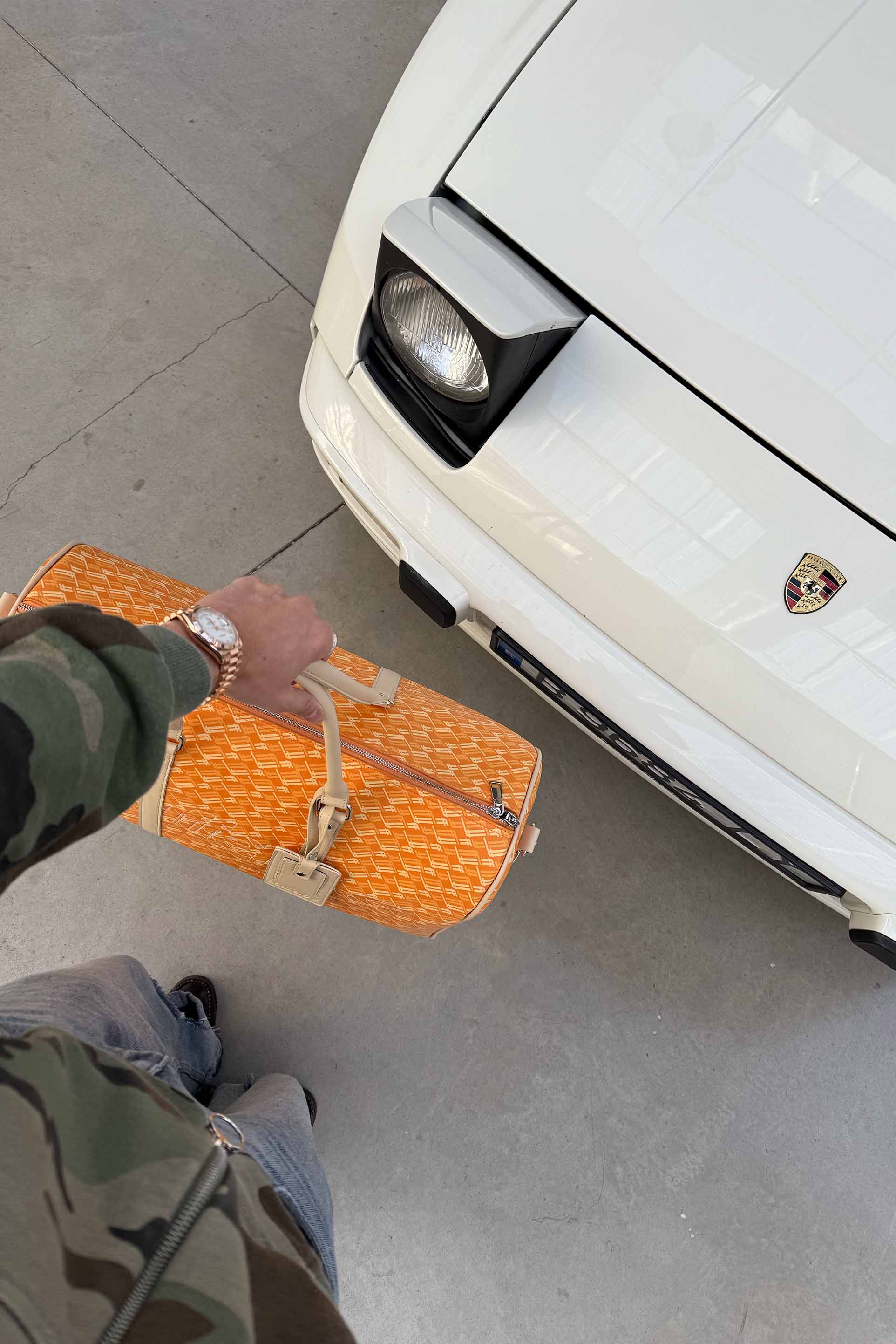 Gelbe Reisetasche mit Monogramm