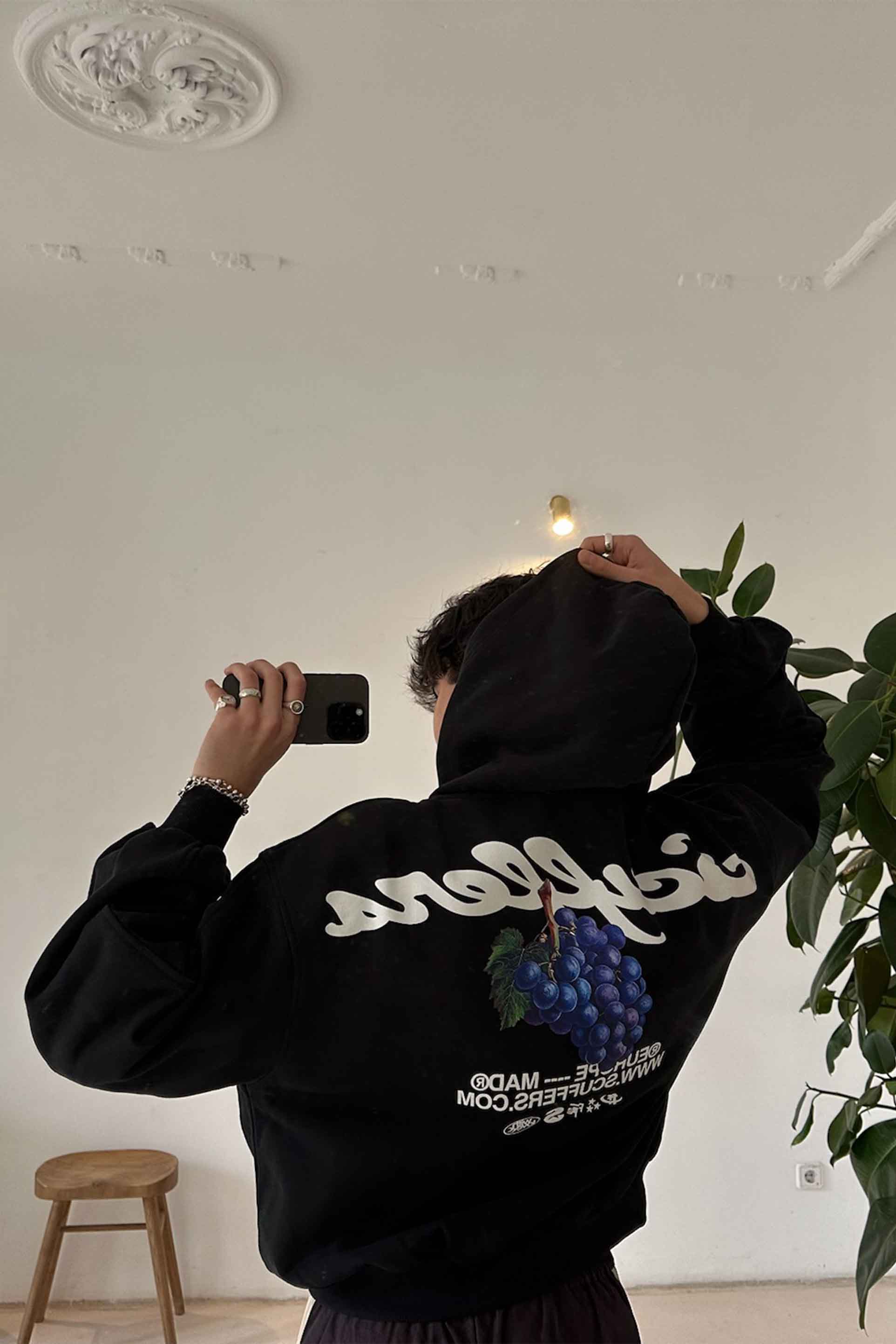 Schwarzer Hoodie mit tropischem Flair