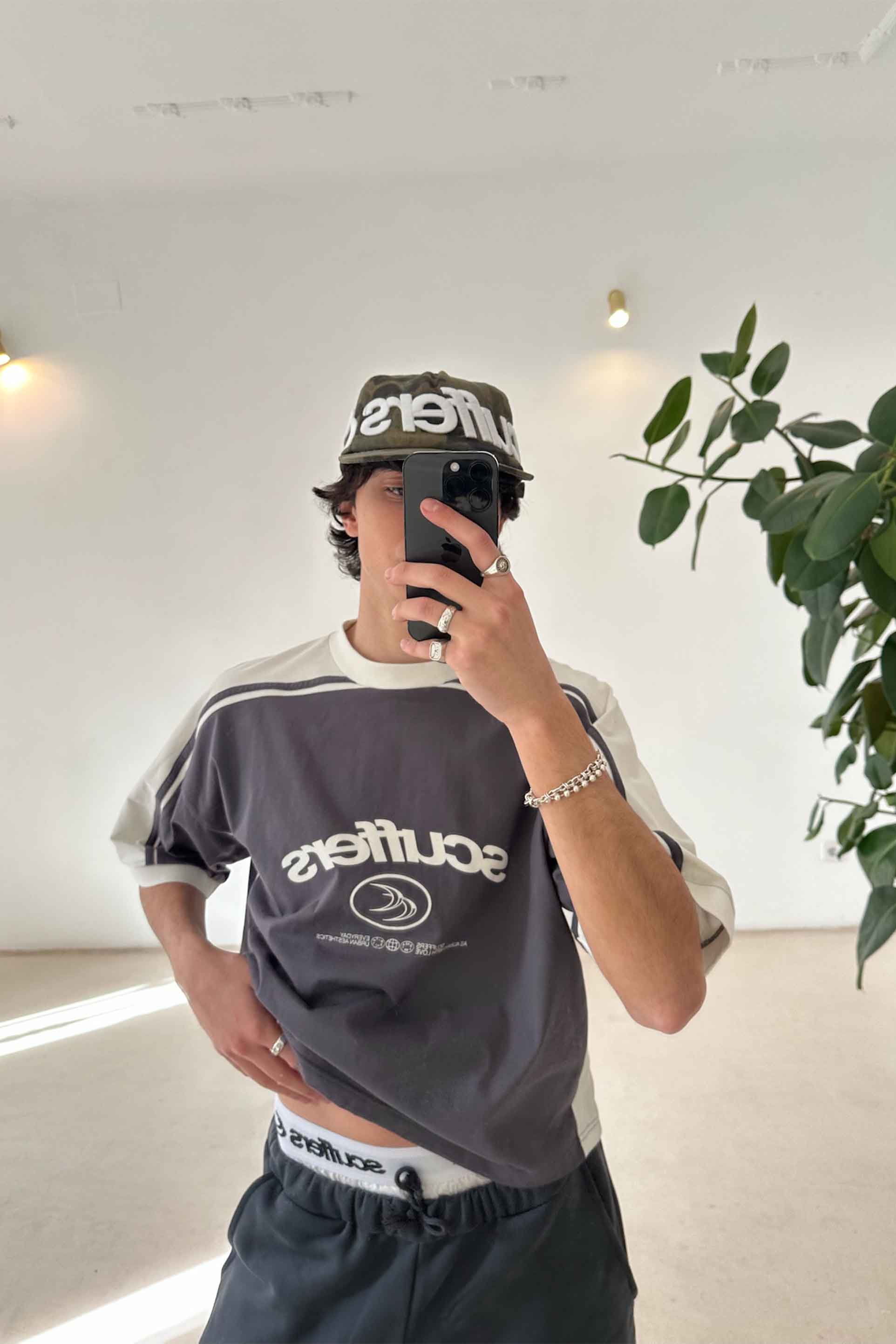 Müheloses dunkles T-Shirt