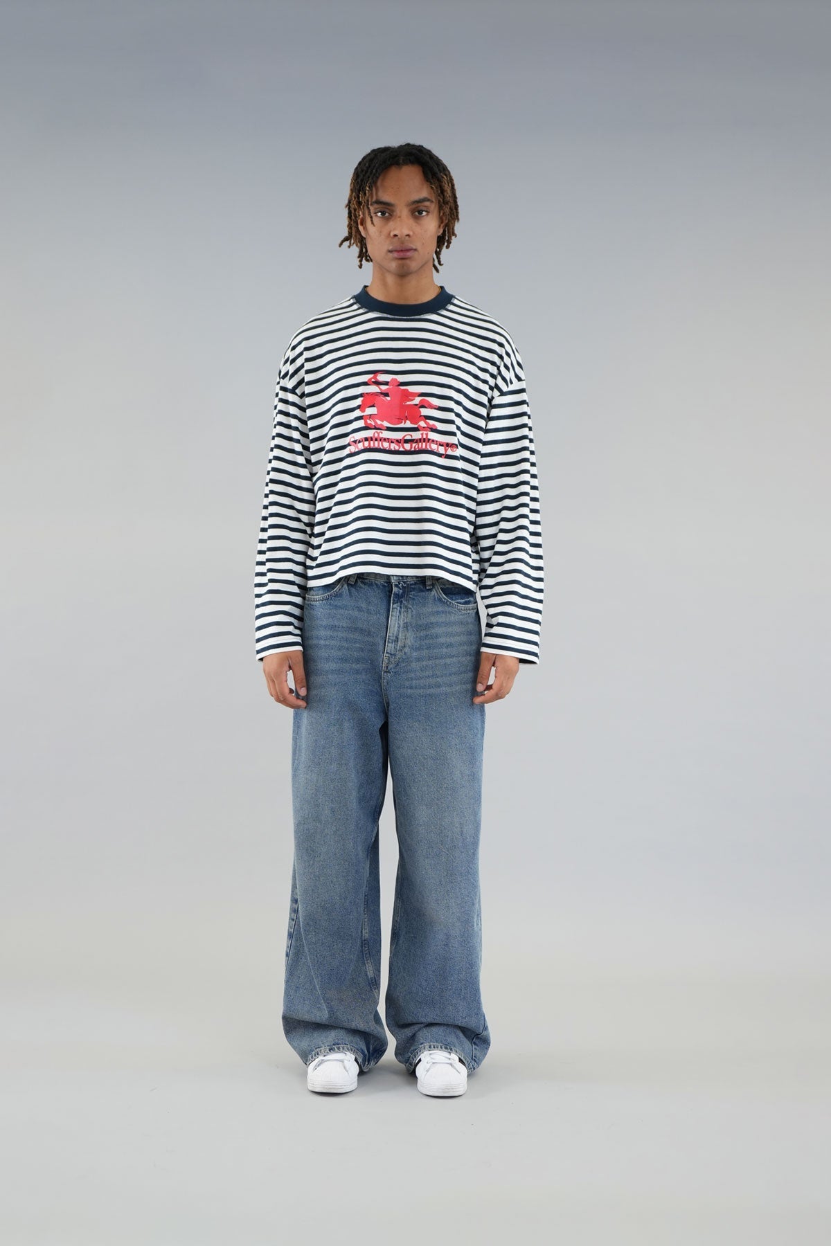 Emblem Gestreiftes marineblaues Langarmshirt