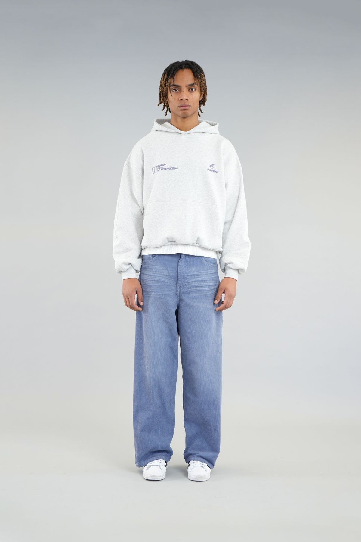 Globaler grauer Hoodie