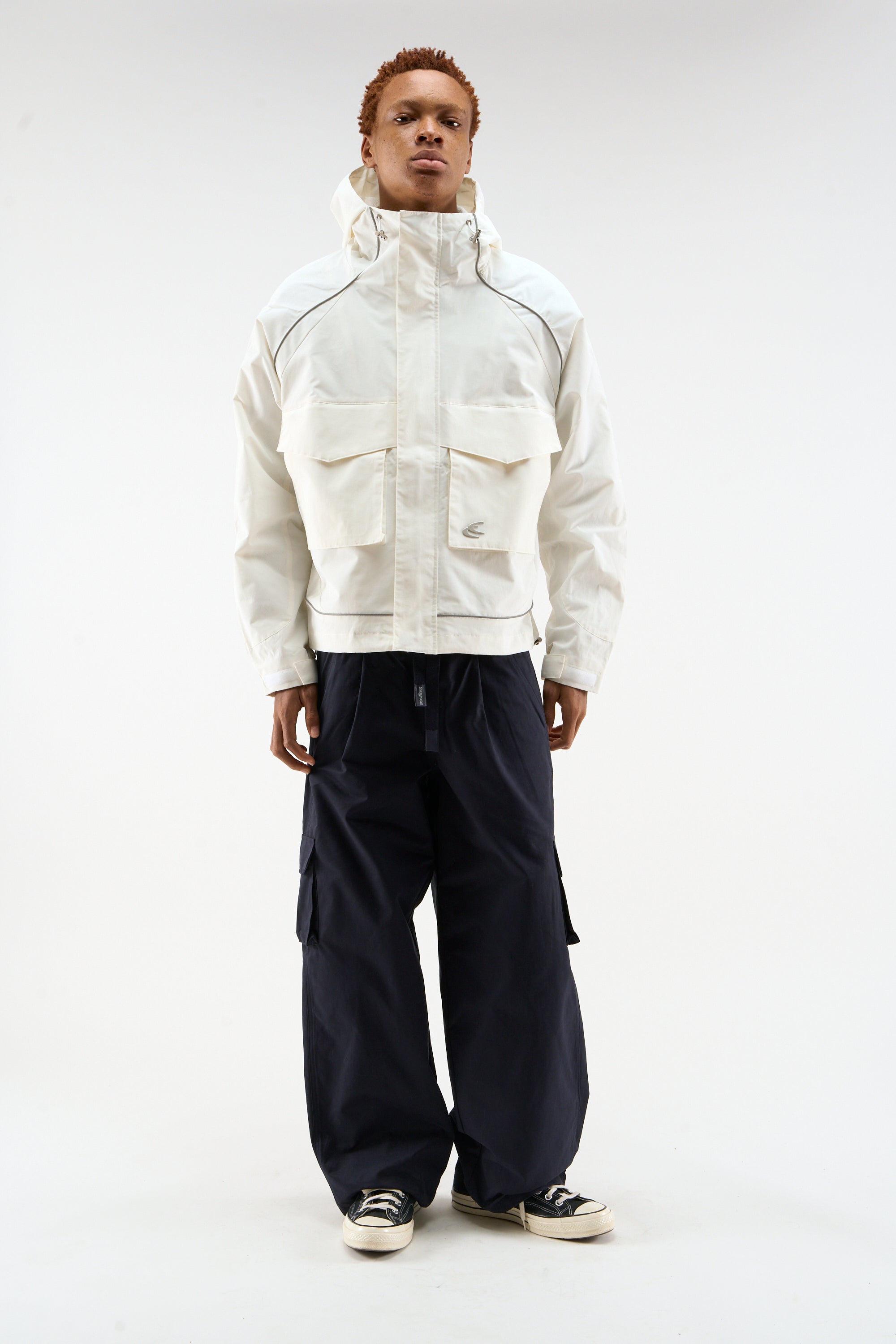 Unverzichtbarer weißer Windbreaker