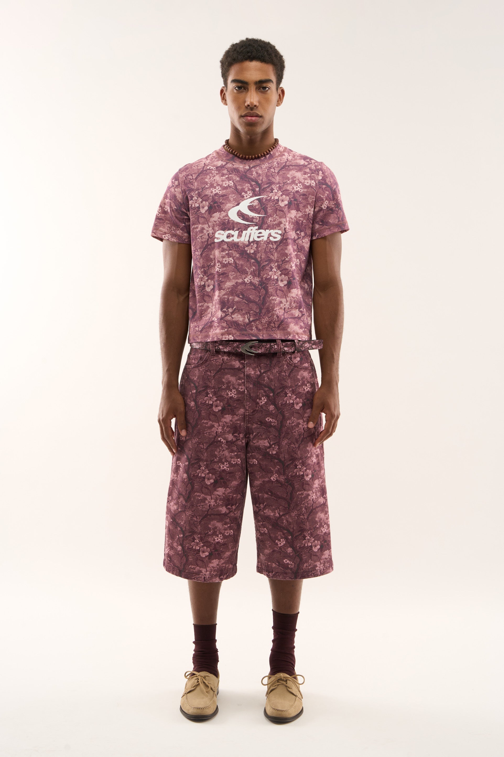 T-Shirt mit echtem Blumenmuster in Burgunderrot, tailliert