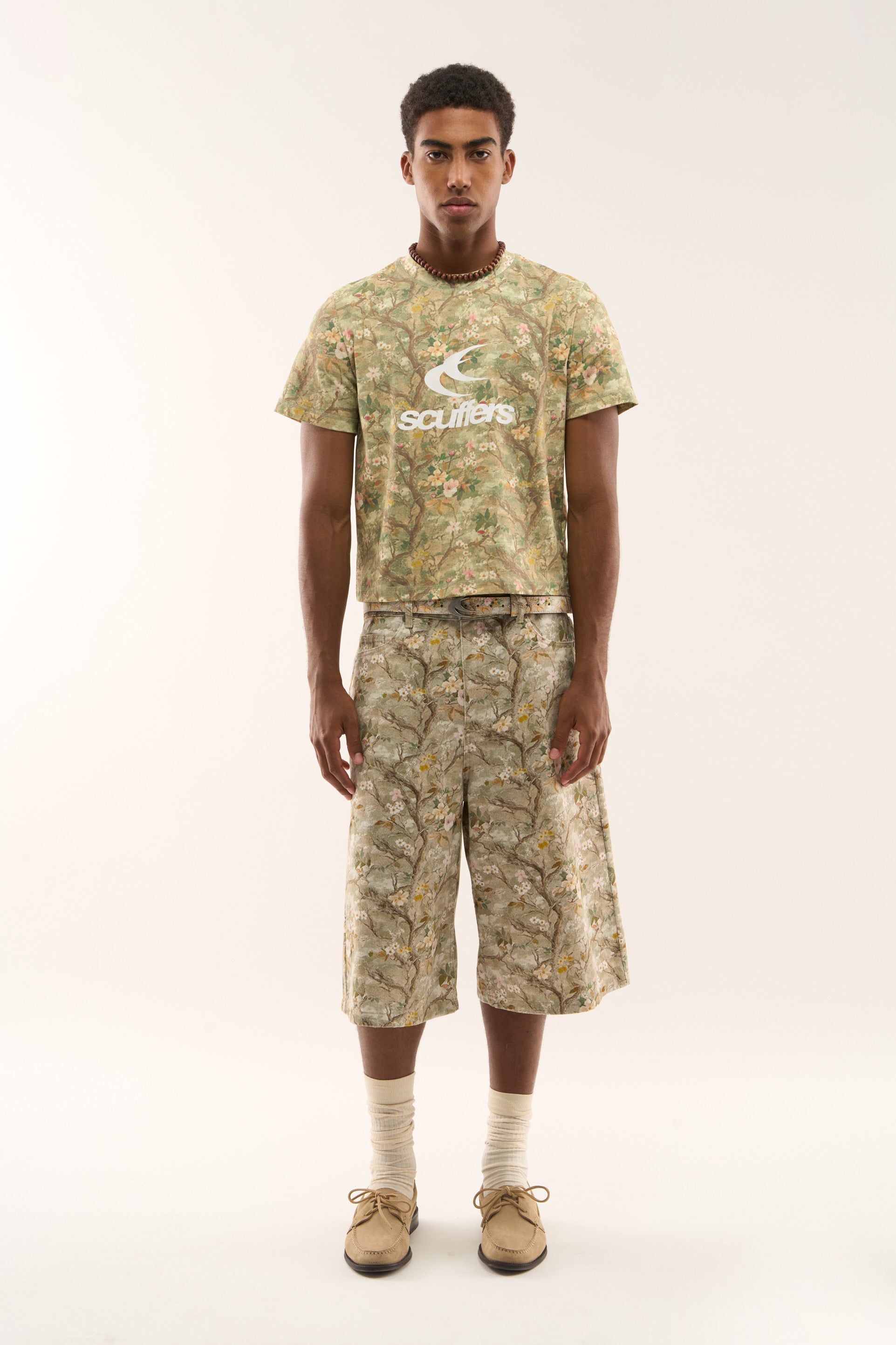 Figurbetontes T-Shirt mit echten Blumen