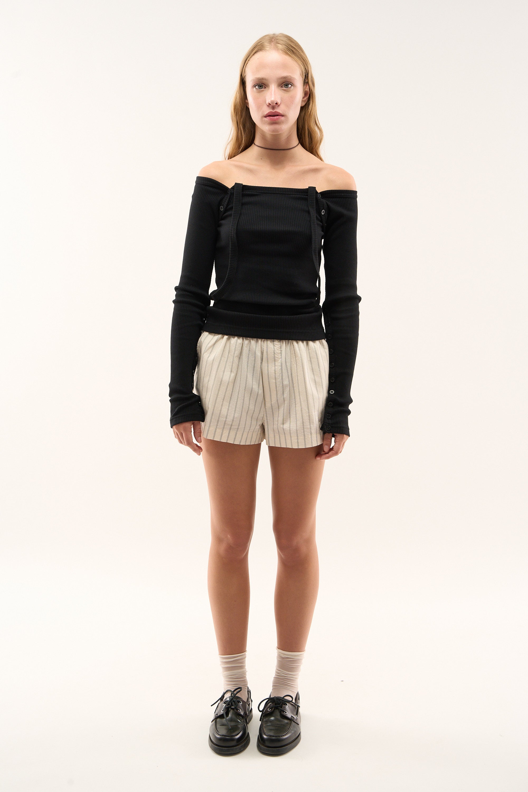 Schwarzes Langarmshirt mit Kippschalter