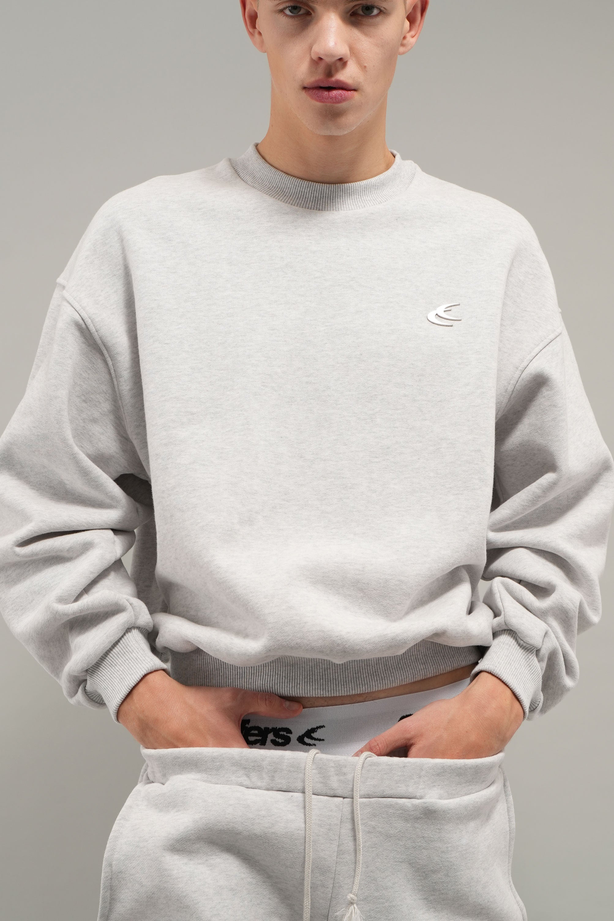 Alltagstauglicher grauer Melange-Rundhalsausschnitt